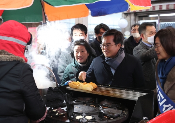 ▲ 18일 오후 용인시 처인구 용인중앙시장을 방문한 김동연 경기도지사와 부인 정우영 여사 (사진=경기도 제공)