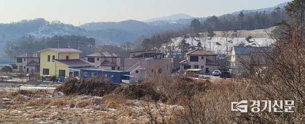 ▲ 물류장고 예정지에서 내려다본 전원주택단지 전경(사진=오석균 기자)