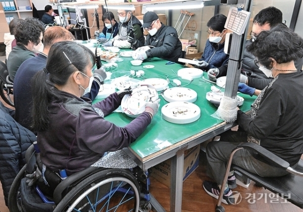 장애인표준사업장인 하남시 에코솔루션에서 직원들이 업무를 하고 있다. 조주현기자