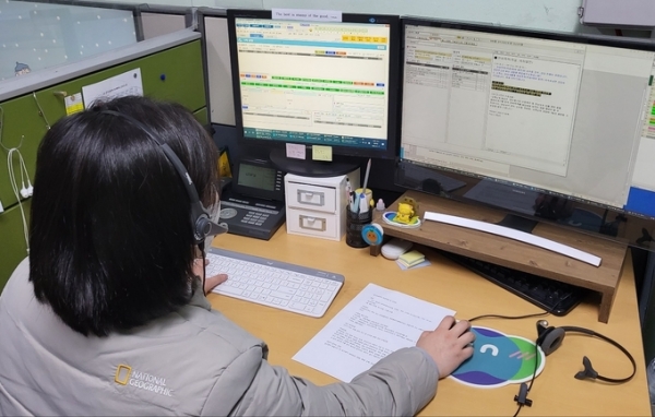 ▲ ‘120 경기도콜센터’에서 상담 업무를 진행 중인 경기신문 김혜진 기자 (사진=경기도콜센터 제공)