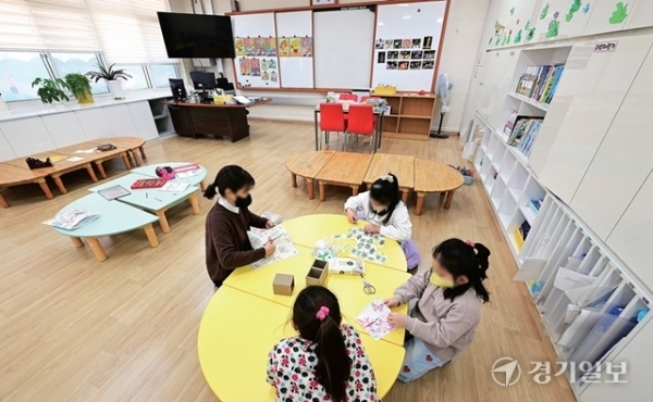 출생률 저하가 학생수 감소로 이어지면서 도내 농촌지역 학교들이 폐교되거나 통폐합 위기에 놓여 있다. 25일 전교생이 50여명인 안성시내 한 초등학교에서 교사가 돌봄교실을 진행하고 있다. 김시범기자