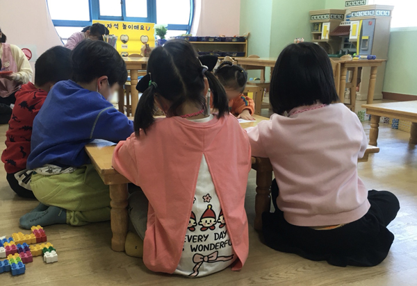 30일 수원시립지동어린이집에서 유아들이 놀이활동 중이다.