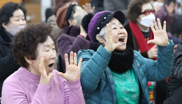 ▲ 실내 마스크 의무 착용이 해제된 첫날인 30일 오후 수원시 권선구 버드내노인복관 노래교실에서 마스크를 착용한 어르신들과 안 쓴 어르신들이 강사의 반주에 맞춰 노래를 부르고 있다./김철빈 기자