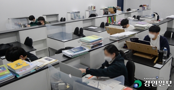 임기제 공무원은 공직사회 역동성을 키운다는 취지와 더불어, 관리의사, 아동보호, 노동, 안전 등 여러 분야에 있어 도민들의 생활과 맞닿아 있다. 문제는 이와 같은 임기제 공무원이 낮은 처우 등 여러 이유로 채용에 어려움을 겪는다는 점이다. 시내 한 공무원 독서실에서 공시생들이 시험을 준비하고 있다. /경인일보DB