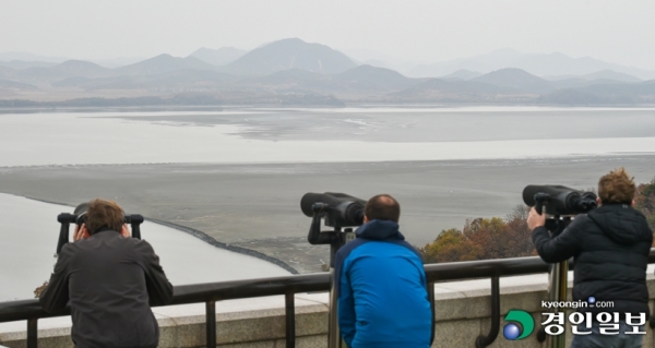 파주시 오두산 통일전망대를 찾은 관광객들이 흐릿하게 보이는 북한을 망원경으로 보고 있다. /경인일보DB