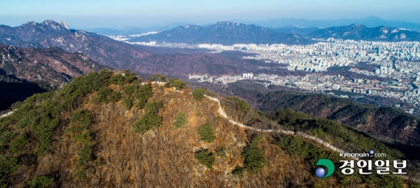한양도성과 북한산성, 탕춘대성을 하나로 연결한 '조선의 수도성곽과 방어산성'이 유네스코 세계유산 우선등재목록에 선정돼 세계유산 등재에 한발 가까이 다가섰다. 사진은 5일 오후 북한산 용암봉 인근에서 바라본 북한산성의 모습. 2023.2.5 /이지훈기자