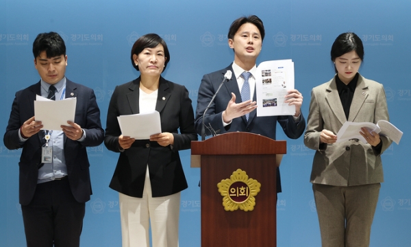 ▲ 경기도의회 더불어민주당 대변인단은 8일 도의회 브리핑룸에서 기자회견을 하고 있다. (사진=경기도의회 제공)