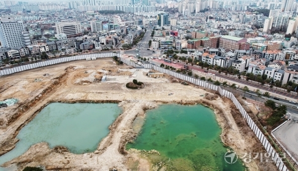수원지방법원•수원지방검찰청이 이전하고 남겨진 수원특례시 영통구 원천동 80 일대 광교신도시 A17블록이 경기도형 중산층 공공지원 민간임대주택 사업이 표류하면서 도심 속 흉물로 방치되고 있다. 조주현기자