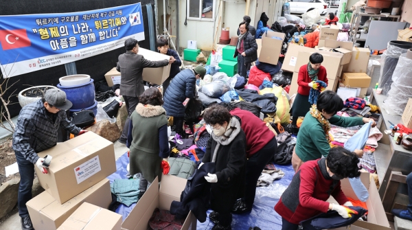 ▲ 13일 아시아문화연구원, 앙카라학원 기념사업회 등이 튀르키예 구호물품을 선별 포장하고 있다. /노성우 기자