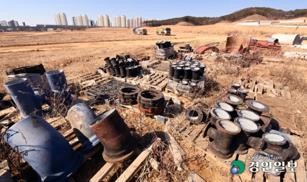 최근 금리 인상과 집값 하락으로 미분양이 늘고 프로젝트파이낸싱(PF)을 통한 자금 조달까지 어려워지면서 건설사들이 신규 택지매입을 꺼리고 있다. 사진은 20일 오후 화성 동탄2신도시 내 미분양된 공공택지. 2023.2.20 /임열수기자