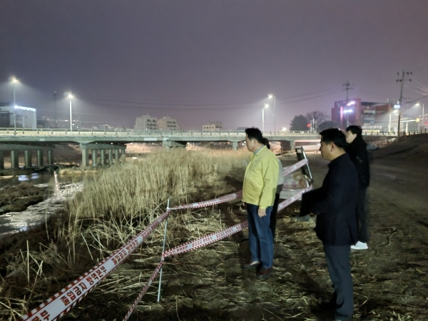 ▲ 포천시에서 지난 18일 조류인플루엔자가 발생한 가운데 경기도는 20일 이동제한을 해제하는 등 엇박자 행정을 펼쳐 논란이다. 사진은 백영현 포천시장이 AI 발생 현장을 찾은 모습./사진제공-포천시