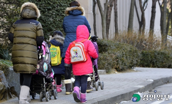 할머니·할아버지가 손주를 돌보는 이른바 '황혼 육아' 비중이 갈수록 늘어나면서 경기도에서도 조부모 돌봄수당에 대한 카드를 검토 중이다. 다만 부정수급에 대한 우려 등으로 이를 정책으로 도입하기는 쉽지 않은 것으로 파악됐다. /경인일보DB