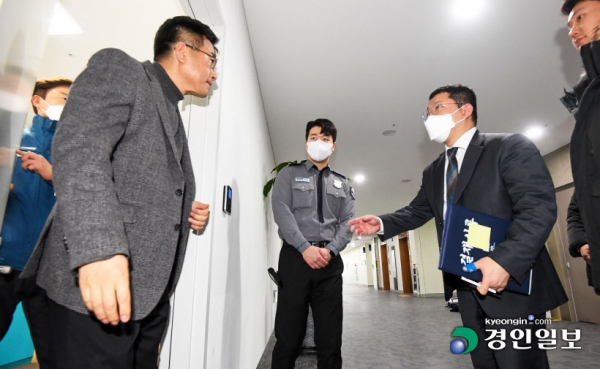 검찰이 이화영 전 경기도 평화부지사의 대북송금 의혹과 관련해 경기도청 등 20여 곳에서 압수수색을 진행한 22일 오후 검찰 관계자들이 도청 비서실로 들어가고 있다. 2023.2.22 /이지훈기자