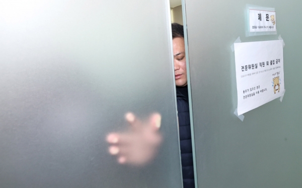 ▲ 쌍방울그룹 대북송금 의혹을 수사 중인 검찰이 22일 오전 이화영 전 경기도 평화부지사가 근무한 경기도청과 경기북부청,경기도의회 등 19곳에 대한 압수수색에 나섰다. 도의회 기획재정위원회 사무실에서 의회 관계자가 압수수색 중인 사무실 문을 걸어 잠그고 있다. /김철빈 기자