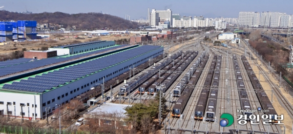 최근 경기도가 수원·용인·성남·화성시와 지하철 3호선 연장을 위한 차량기지 수용 관련 협약을 체결했지만 서울시는 수서차량기지를 이전하지 않고 복합 개발하는 계획을 발표해 양측 간 '동상이몽(同床異夢)' 우려가 나오고 있다. 사진은 서울시 강남구 수서차량기지 전경. 2023.2.27 /김명년기자