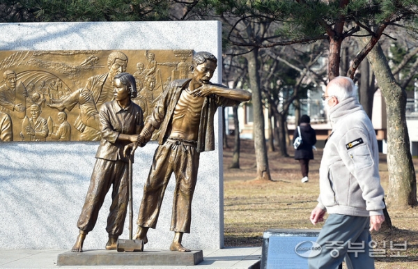 6일 인천 부평공원 광장에 세워진 일제강점기 강제징용노동자상 앞을 시민들이 지나가고 있다. 정부는 이날 2018년 대법원으로부터 배상 확정판결을 받은 일제 강제징용 피해자들에게 국내 재단이 대신 판결금을 지급한다고 공식 발표했다. 정선식기자