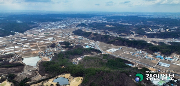 정부가 용인시에 710만㎡ 규모의 '첨단 시스템 반도체 클러스터'를 조성한다고 15일 밝혔다. 이는 단일단지 기준 세계 최대 규모로, 2042년까지 반도체 제조공장 5개를 구축하고 최대 150개 국내외 소부장·팹리스 업체를 유치한다는 계획이다. 사진은 대규모 시스템 반도체 국가산업단지로 지정된 용인시 남사읍 일대. 2023.3.15 /김명년기자