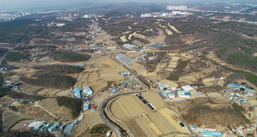 용인시에 2042년까지 세계 최대 시스템 반도체 단지가 구축된다. 정부는 용인 기흥, 화성, 평택, 이천과 결합해 세계 최대 규모의 반도체 메가 클러스터를 조성, 첨단산업을 육성한다는 구상이다. 사진은 15일 국가산업단지로 지정된 용인시 처인구 남사읍 일대. 조주현기자