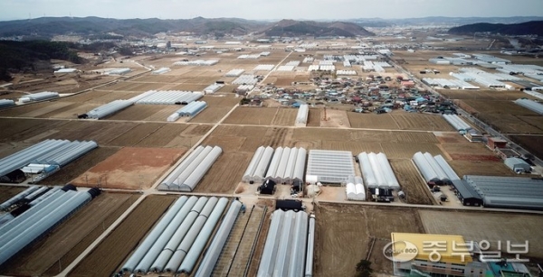 정부가 용인을 국가첨단산업단지로 조성해 세계 최대 반도체 클러스터를 만들어 반도체·미래차·우주 등 첨단산업을 육성하며 기존 반도체 생상단지인 경기 기흥, 화성, 평택, 이천과 연결해 세계 최대의 반도체 메가 클러스터를 만든다는 구상을 발표했다. 사진은 15일 오전 대규모 시스템 반도체 국가첨단산업단지로 지정된 경기도 용인시 처인구 남사읍 일대의 모습. 노민규 기자
