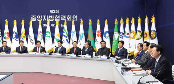 윤석열 대통령이 지난 2월 10일 전북 전주시 전북도청에서 열린 제3회 중앙지방협력회의에서 발언하고 있다./연합뉴스