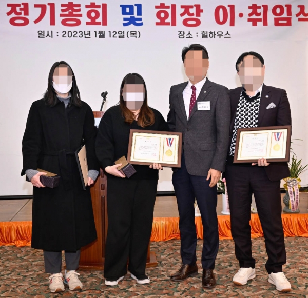 ▲ 양평군 공무원들이 전진선 군수가 참여한 직무 연관 단체의 행사장에서 양평지역건축사회 측으로부터 기프트 카드를 받아 논란이 일고 있다. 사진은 지난 1월12일 행사장에서 관련 공무원들이 감사패와 선물을 들고 기념사진을 찍은 모습. /독자 제공