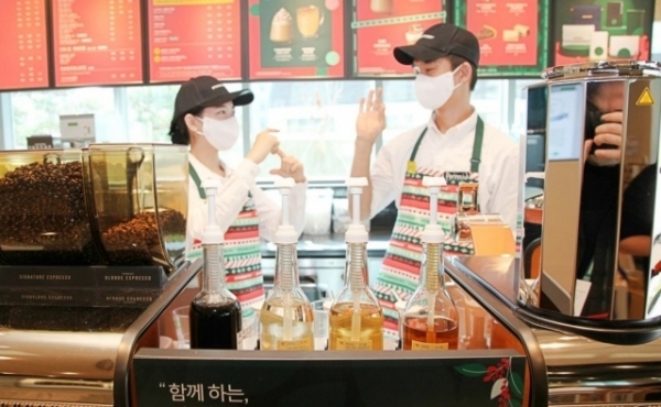 스타벅스 코리아가 올해 1월 장애인고용공단과 함께 공개 채용한 장애인 바리스타들이 서울대 치과병원 점에서 근무하고 있다. 연합뉴스