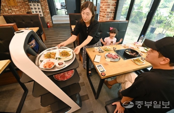 코로나19 이후 비대면 서비스에 대한 수요가 증가하며 유통업계가 다양한 무인화 서비스 도입에 나서면서 로봇·드론 산업이 급성장하고 있는 가운데 수원시 한 음식점에서 서빙로봇이 고객에게 음식을 나르고 있다. 노민규기자