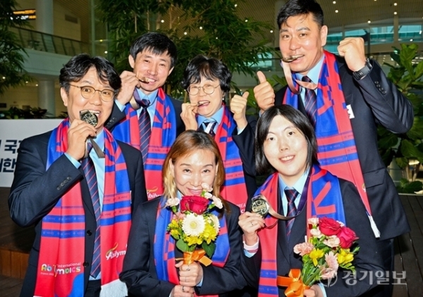 최근 프랑스 메스에서 열린 ‘제10회 국제장애인기능올림픽’에 출전해 종합우승 7연패를 달성하고 귀국한 대한민국 선수단 중 경기도 선수들이 메달을 들어보이며 환히 웃고 있다. 윤원규기자