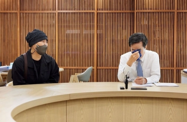 ▲ 김동연 경기도지사가 지난달 30일 집무실에서 김미하 씨를 만나 대화하던 도중 눈물을 흘리고 있다. (사진=김동연 지사 SNS 캡쳐)