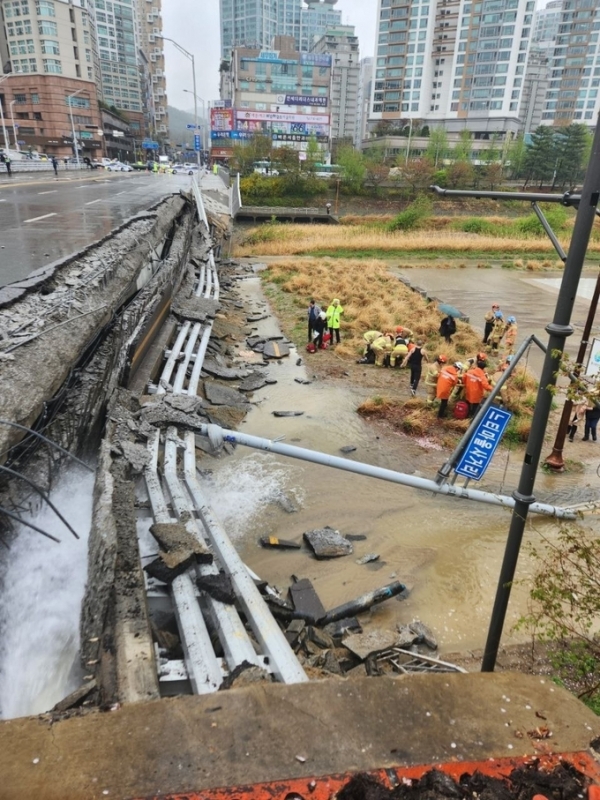 ▲ 성남시 분당구 정자동에서 하천을 가로지르는 교각 난간이 무너지는 사고가 났다. (사진=경기도소방재난본부 제공)