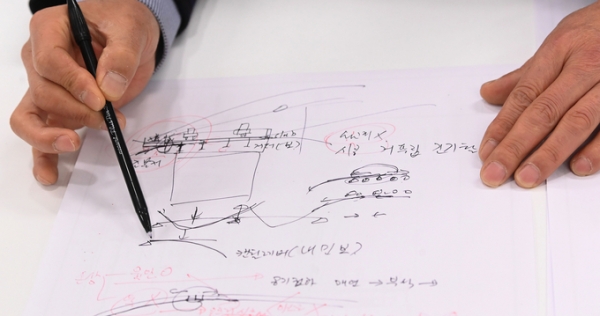 ▲ 익명을 요구한 교량 전문가 A씨가 정자교 붕괴 원인을 를 설명하고 있다. (사진 = 노경신 기자)
