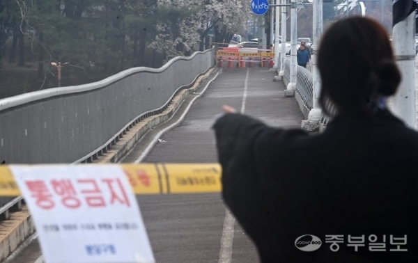 성남시가 붕괴 사고가 일어난 정자교와 더불어 인근 불정교와수내교등 3개 교량에 대해 통행을 통제하고 우선적으로 정밀안전점검을 실시한 가운데 6일 오후 성남시 분당구 수내교의 보행로가 불안정하게 휘어 있다. 노민규기자