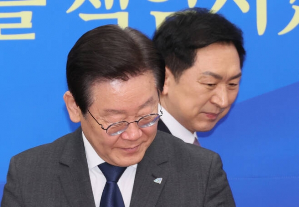 국민의힘 김기현 대표가 지난달 15일 오전 국회 민주당 대표회의실을 찾아 더불어민주당 이재명 대표와 면담 전 참석자들과 인사를 나눈 뒤 각자의 자리로 향하고 있다. 사진=연합뉴스
