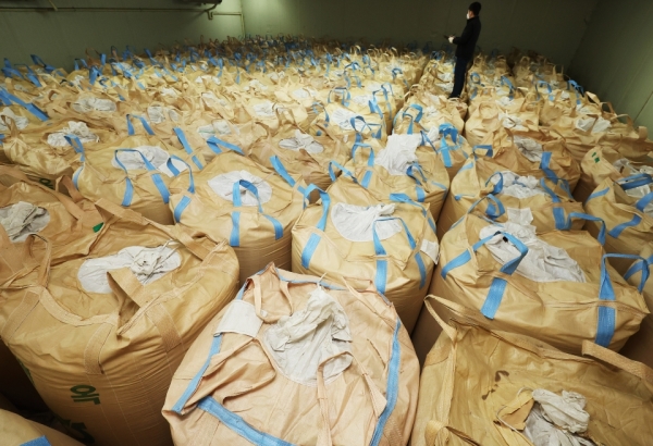 경기도 용인시농협쌀조합공동사업법인 저온저장고에 보관 중인 쌀. 윤석열 대통령은 초과 생산된 쌀을 정부가 의무 매입하도록 하는 양곡관리법 개정안에 대해 법률안 거부권(재의요구권)을 이날 행사했다. /사진=연합뉴스