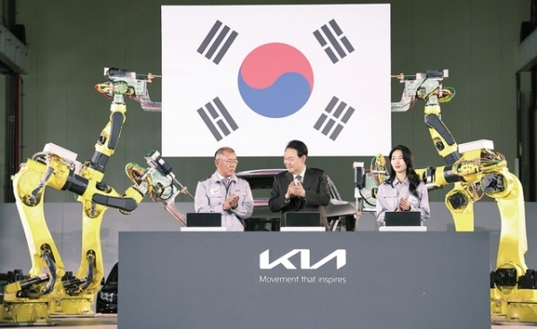 윤석열 대통령이 11일 오후 화성시 기아자동차 오토랜드 화성에서 열린 ‘전기차 전용공장 기공식’에서 정의선 현대자동차그룹 회장 등과 퍼포먼스를 마친 뒤 박수 치고 있다. 연합뉴스