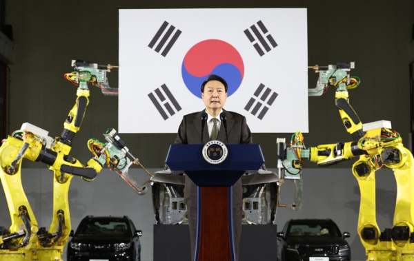 윤석열 대통령이 11일 경기도 화성시 기아 오토랜드 화성에서 열린 전기차 전용공장 기공식에서 축사를 하고 있다. 연합