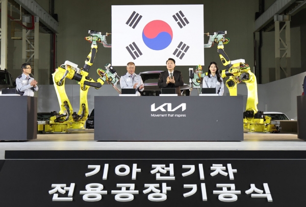 윤석열 대통령이 11일 경기도 화성시 기아 오토랜드 화성에서 열린 전기차 전용공장 기공식에서 퍼포먼스를 마친 뒤 정의선 현대자동차그룹 회장과 박수치고 있다. 2023.4.11 /연합뉴스