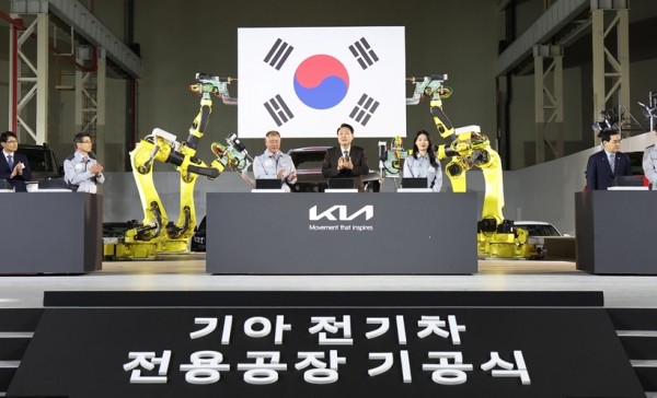 윤석열 대통령이 11일 경기도 화성시 기아 오토랜드 화성에서 열린 전기차 전용공장 기공식에서 퍼포먼스를 마친 뒤 정의선 현대자동차그룹 회장과 박수치고 있다. 2023.4.11 /연합뉴스