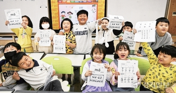 수원특례시 남창초등학교에서 열린 ‘세계시민교육을 위한 중국어 교실’에 참여한 중국 출신 학생들과 한국 학생들이 함께 공부한 학습 자료를 들어 보이며 해맑게 웃고 있다. 조주현기자