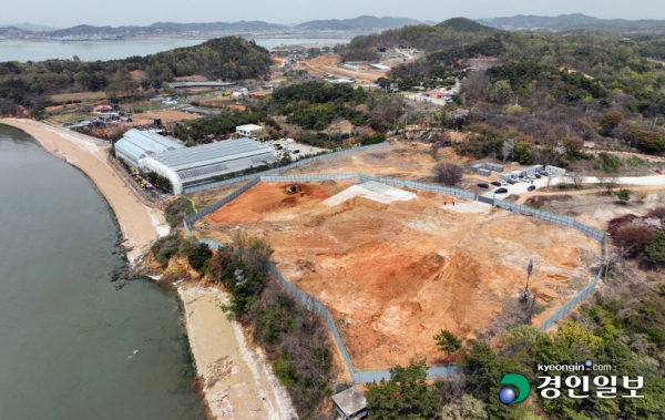 화성 씨랜드 화재 참사와 관련한 추모공간과 추모비 건립이 24년 만에 뒤늦게 결정됐지만, 관광단지 신축과 연계돼 설계되는 등 유가족의 아픔을 고려하지 않아 빈축을 사고 있다. 사진은 화성시 서신면 백미리 궁평 종합관광단지에 위치한 구 씨랜드 부지. 2023.4.17 /김명년기자