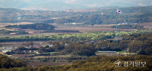정전 협정 이후 비무장지대(DMZ) 남방한계선과 민간인출입통제선 사이 지역에 고엽제가 살포된 것으로 밝혀진 가운데 파주시 DMZ 내 대성동 마을 주민 중 일부가 고엽제 후유증 의심질환을 호소하고 있어 전수조사가 요구되고 있다. 사진은 19일 파주 도라산전망대에서 바라본 대성동 마을과 DMZ 일대. 조주현기자