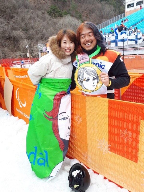 ▲ 2018 평창동계패럴림픽에서 박항승 선수가 아내 권주리씨가 직접 만든 메달을 목에 걸고 기념사진을 촬영하고 있다. /사진제공=박항승