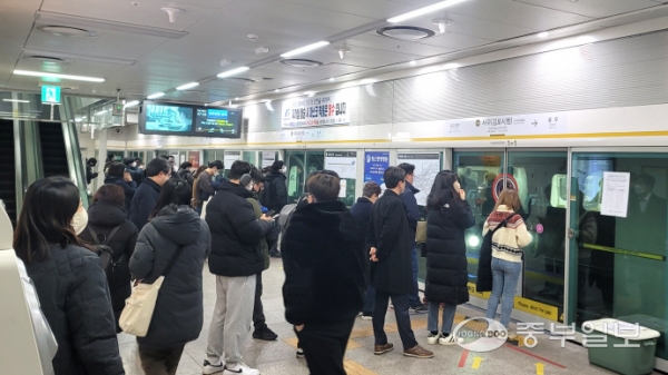 김포골드라인이 운행을 중단하면서 이용객들의 불만과 안전에 대한 우려가 커지고 있다. 사우(김포시청)역 승강장에서 열차를 기다리는 승객들의 모습. 사진=중부일보DB