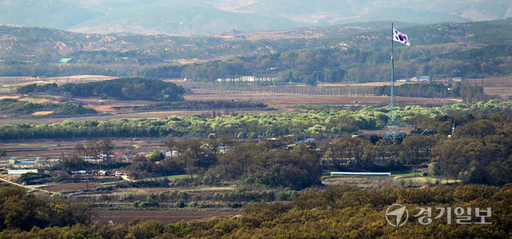 파주 도라산전망대에서 바라본 대성동 마을과 DMZ 일대. 조주현기자