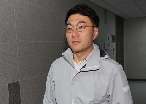 민주당 김남국 의원이 14일 오전 국회 의원실로 출근하고 있다. 김 의원은 출근 후 페이스북을 통해 탈당을 선언했다./연합뉴스