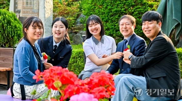 수원 삼일고등학교에 모인 (왼쪽부터) 삼일고 조하나 교사·재학생인 이승연·박채희 양·김재철 교장·예비 교생 손상현씨. 윤원규기자