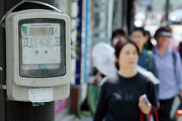 정부가 전기·가스요금 인상 방안을 발표한 15일 서울 시내 주택가에 전력량계가 설치돼있다. 전기·가스요금은 내일부터 각각 kWh당 8원, MJ(메가줄)당 1.04원 인상되며 소급 적용되지 않는다./연합뉴스