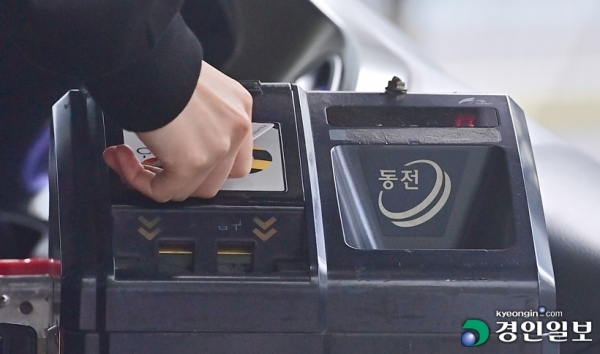 사진은 한 시민이 버스 요금 결제 단말기에 카드를 대고 있는 모습. /경인일보DB