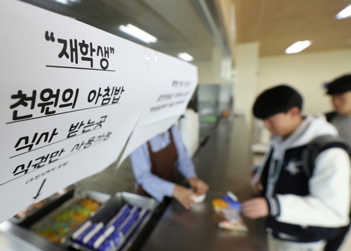 (해당기사와 직접적인 관련 없음)2조원 규모의 천문학적 예산 투입이 계획됐던 ‘경기도 먹거리 전략 계획(2019~2023년)’이 사실상 실패 선고를 받았다. 도가 관련 조례에 명시된 의무사항을 이행하지 않은 것도 모자라 예산 실집행 실적조차 파악하지 못한 채, 계획 수립 당시 설정한 4대 비전 목표에 대해서도 ‘실현 가능성이 없다’고 자인했기 때문이다. 사진은 도 먹거리 전략 계획 중 하나인 ‘천원의 아침밥’을 받는 대학생 모습. 연합뉴스