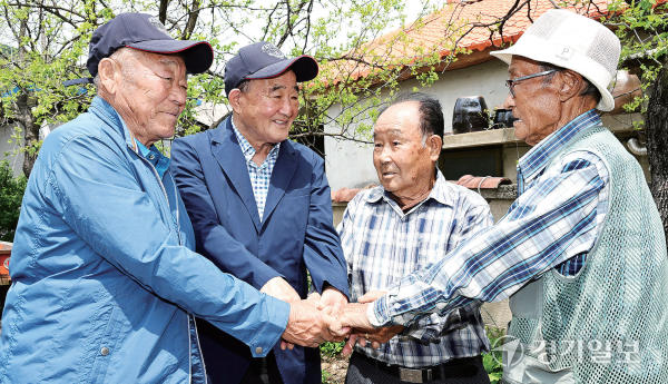 50여년 전 고엽제 살포로 피해를 입은 파주시 대성동 마을과 강원 철원군 생창리 마을 주민들의 특별한 만남이 성사됐다. 17일 오전 철원군 생창리 마을에서 대성동 마을 김상래, 박기수씨와 생창리 마을 김영기, 권종인씨가 수십년 만에 만난 친구처럼 두 손을 꼭 잡고 인사를 나누고 있다. 조주현기자